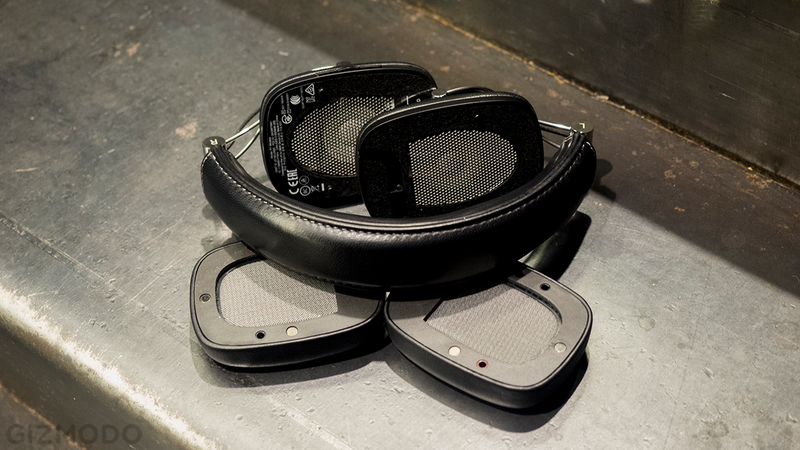 Thanks to magnets, the ear cups pop off easily and allow you to connect a cord or reboot the headset.